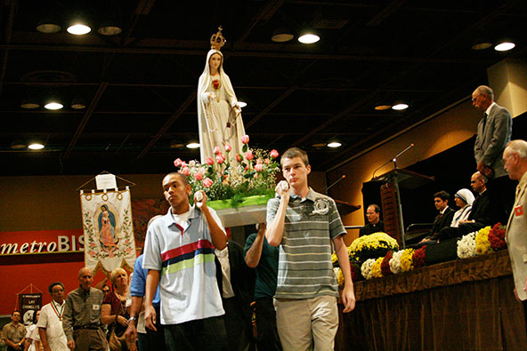 Catholics carry a statue of Our Lady of Fatima during the 2009 Arizona Rosary Celebration. Our Lady of Fatima will be honored during this year’s event at the Phoenix Convention Center. Oct. 13 is her feast day. (J.D. Long-Garcia/CATHOLIC SUN FILE PHOTO)