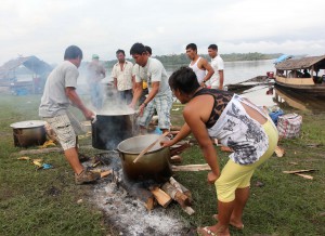 Kukama families prepare breakfast in the community of Dos de Mayo, Peru. Water, soil and sediments in the Amazon tributary contain heavy metals and other residue from more than four decades of oil production. In all 17 communities tested, the rivers, lak es or wells that provide drinking water were deemed unsafe. (CNS photo/Barbara Fraser)