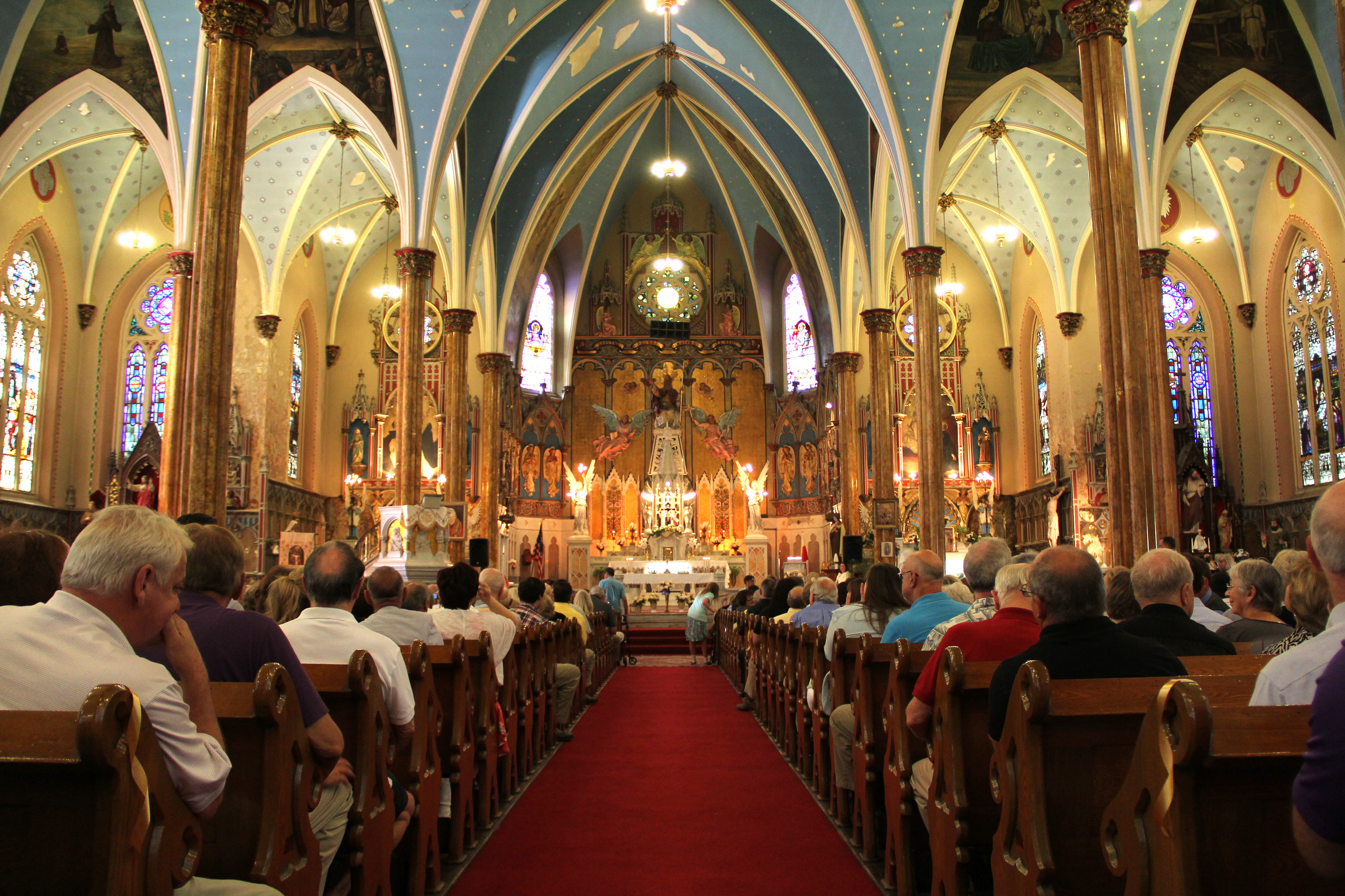 More than 2,000 people attend Mass at historic St. Albertus Church in Detro...