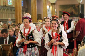 Members of the Polish Women's Alliance of America's Zamek Dancers carry the gifts to the altar during Mass at the historic St. Albertus Church in Detroit Aug. 10. The Mass drew more than 2,000 people and was organized as part of a "Mass mob" movement to fill now-closed historic inner-city churches for occasional Masses. St. Albertus is no longer an active parish but the church remains open as a center for Polish heritage. (CNS photo/Jonathan Francis, Archdiocese of Detroit)