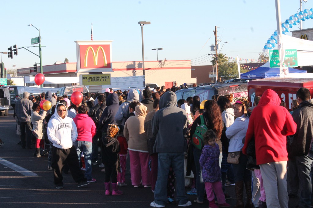 Miles de personas esperaron afuera de un McDonald's en Phoenix para disfrutar del desayuno gratis. 