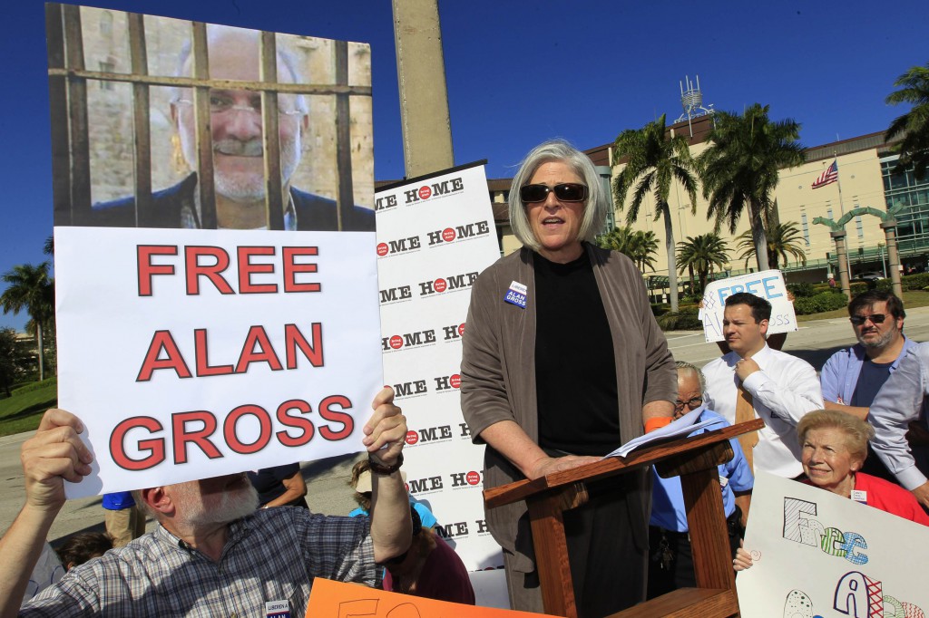 Judy Gross, center, the wife of Alan Gross, a U.S. contractor jailed in Cuba for crimes against the state, speaks during a 2012 rally for her husband's release in West Palm Beach, Fla. in this file photo. Cuba released Gross after five years in prison Dec. 17. (CNS photo/Joe Skipper, Reuters)
