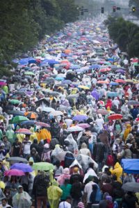 Pilgrims walk down Roxas Boulevard in Manila, Philippines, Jan. 18. (CNS photo/Tyler Orsburn)