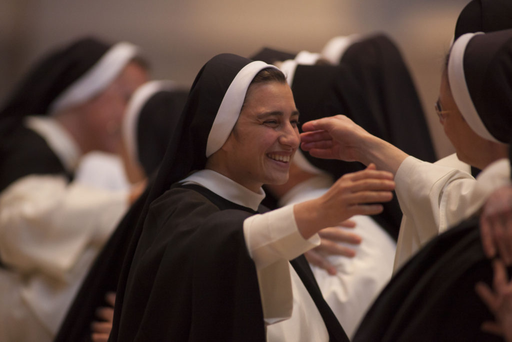 Hermana Mary Margaret Taranto recibe la señal de la paz durante la Misa en que ella y cuatro hermanas de las Hermanas Dominicas de la Congregación de Santa Cecilia en Nashville, Tennessee, hicieron su profesión final de votos religiosos el 25 de julio en Catedral de la Encarnación. (Rick Musacchio/Tennessee Register, CNS)