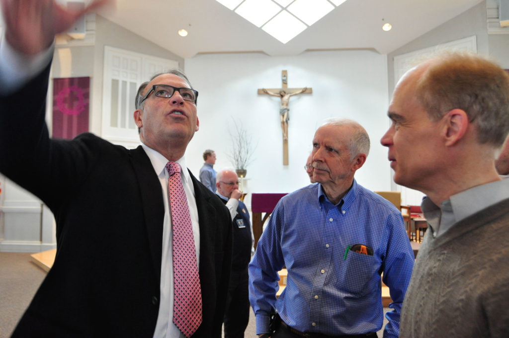 Kevin Reilly, a former NFL player whose arm and shoulder were amputated, talks to Catholic men gathered for a conference at St. Philip Church in Franklin, Tenn. (CNS photo/Andy Telli, Tennessee Register)