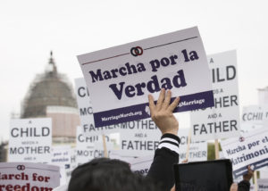 Los partidarios del matrimonio tradicional exhiben sus carteles cerca de Capitol Hill en Washington durante la tercera Marcha annual por el Matrimonio el 25 de abril. (Tyler Orsburn/CNS)