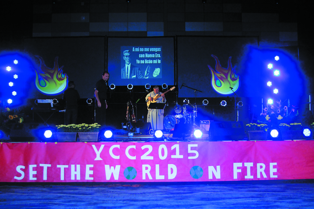 El P. Stan Fortuna, CFR, tocó la guitarra en el primer “Youth Catholic Congreso” que atrajo jóvenes católicos bilingües de toda la diócesis del 12 al 14 de junio. (Joyce Coronel/CATHOLIC SUN)