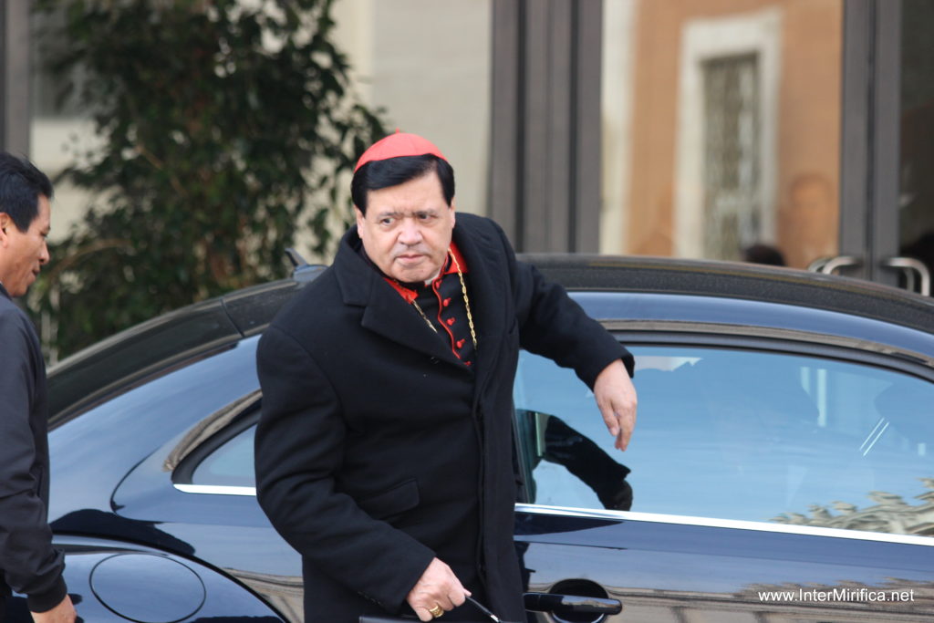 Cardenal Norberto Rivera Carrera llega al Vaticano el 5 de marzo, 2013. (CNA foto cortesía de InterMirifica.net)