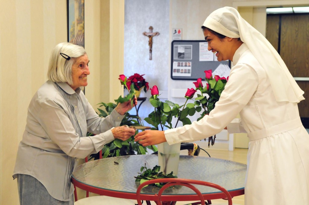 A resident and a sister arrange flowers at the Little Sisters of the Poors Mullen Home in Denver in this undated file photo. (James Baca/CNA via El Pueblo Catolico)
