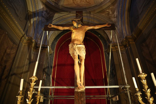 A crucifix in Rome's Basilica of Santa Maria in Trastavere. (Daniel Ibanez/CNA)