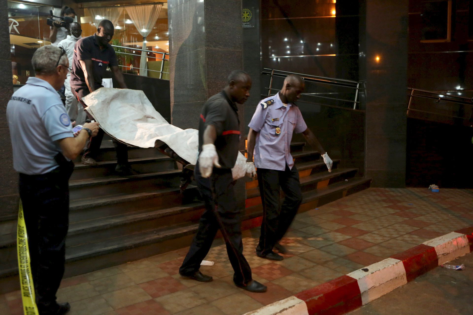 Нападение 20. Захват заложников в отеле. Теракта, взятия в заложники в гостинице. Захват заложников в Бамако.