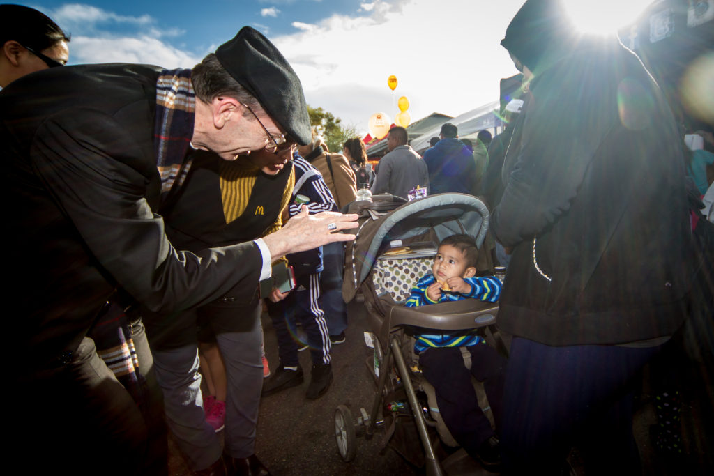 El Obispo Thomas J. Olmsted saluda un niño durante el evento de Acción de Gracias en un McDonald’s en Sur Phoenix. (Billy Hariman/CATHOLIC SUN)