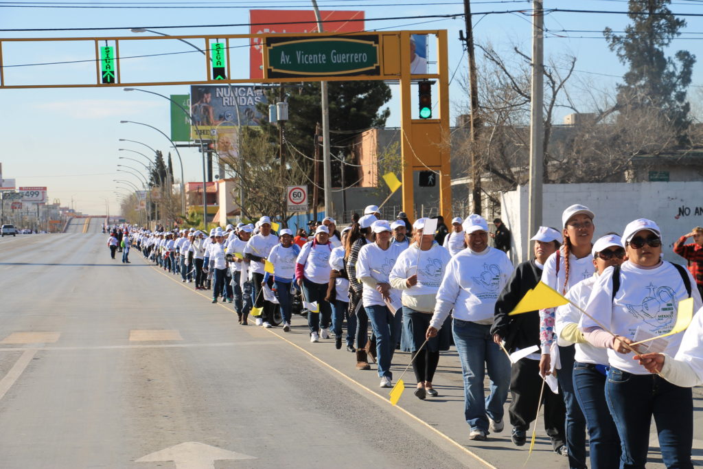 Volunteers line up along Paseo Triunfo de la República to form a human chain to help with crowd control. (Tony Gutiérrez/CATHOLIC SUN)