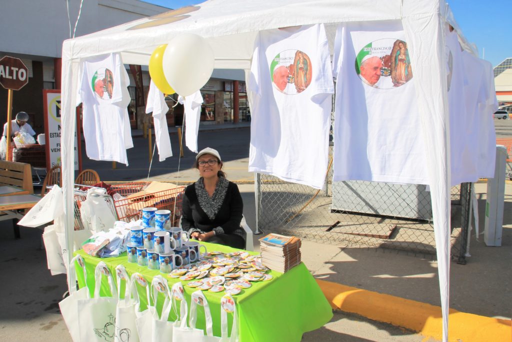 Luz María Leyva sells T-shirts, coffee mugs and other commemorative souvenirs in the parking lot for the Soriana San Lorenzo supermarket. (Tony Gutiérrez/CATHOLIC SUN)