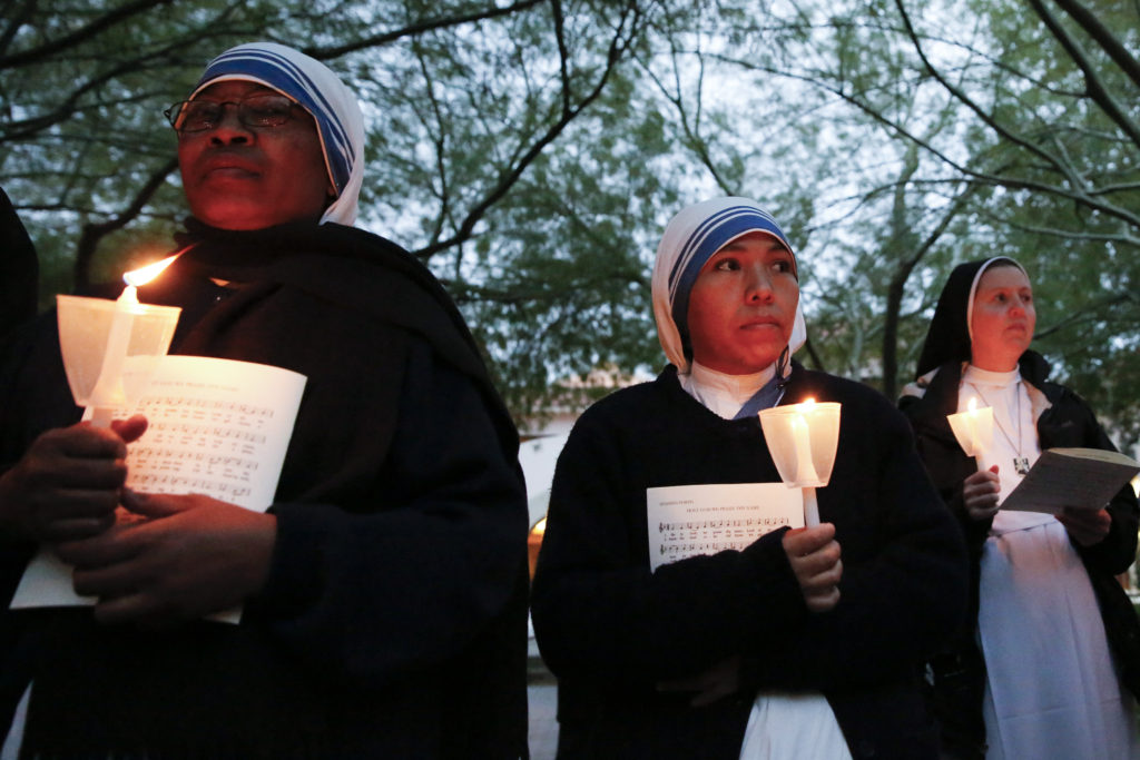 Hermanas religiosas de las Misioneras de la Caridad realizan una vigilia afuera de la Basílica de Santa María antes de una procesión y Misa que marcaron el fin del Año de la Vida Consagrada el 1 de febrero. (Nancy Wiechec/CATHOLIC SUN)