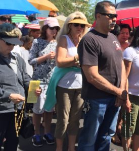 Glendale police estimate approximately 350 faithful Catholics gathered outside a local Planned Parenthood to pray a Rosary for the unborn, their mothers and all abortion workers. (Joyce Coronel/CATHOLIC SUN)