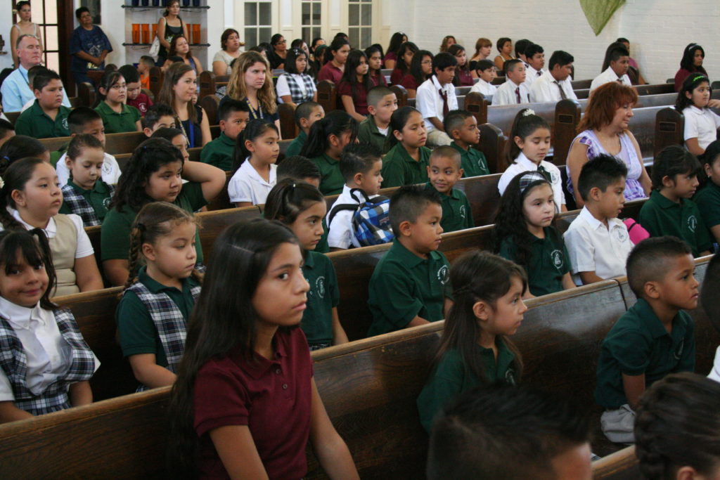 Estudiantes a la Escuela de San Mateo en Phoenix están parte de ___ porque la escuela sirve Latinos y los estudiantes apredenden en dos idiomas durante el día. (Catholic Sun file photo)