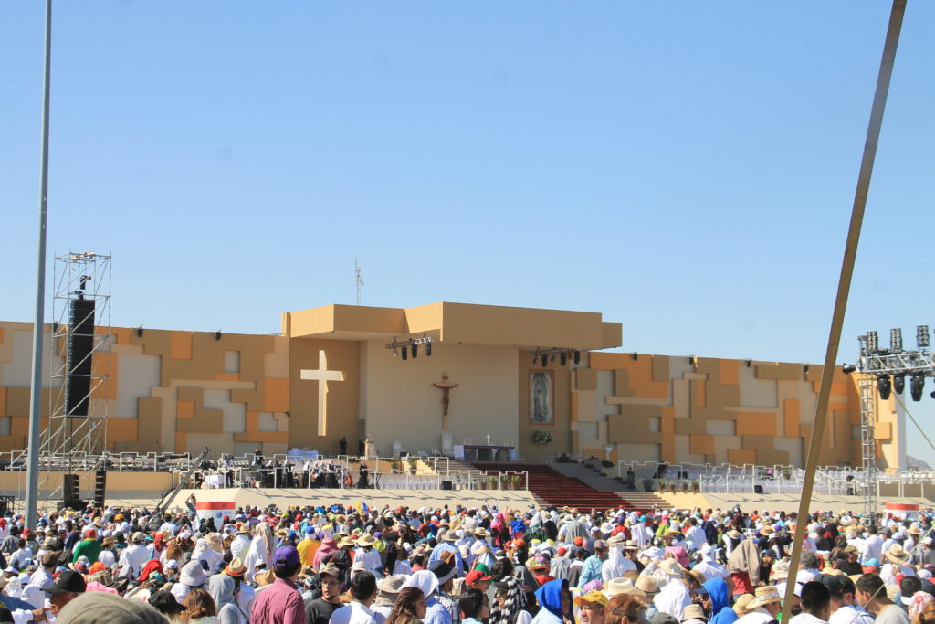 Hundreds of thousands of people waited outside the fairgrounds in Ciudad Juárez to see the pope. (Tony Gutiérrez/CATHOLIC SUN)
