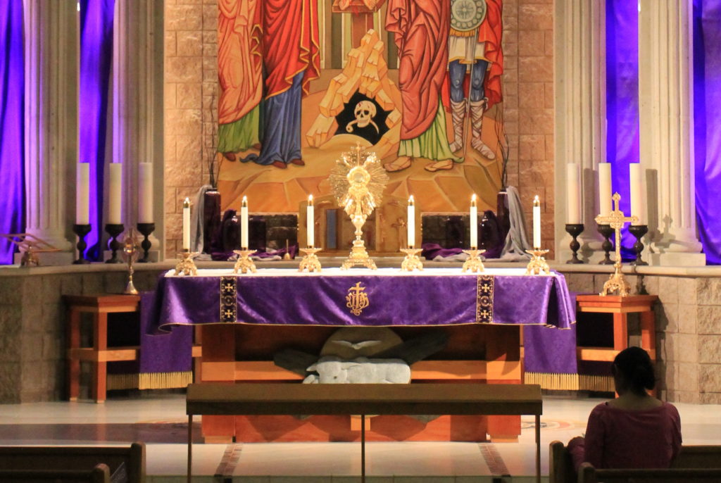 Catholics flocked to St. Anne Parish in Gilbert to adore Jesus in the Blessed Sacrament and receive absolution in the sacrament of Reconciliation during the "24 Hours for the Lord" global event. (Tony Gutiérrez/CATHOLIC SUN)