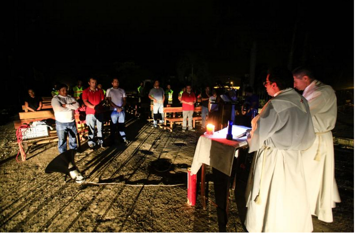 Residents attend an April 25 outdoor Mass on the grounds of a destroyed church in Jama, Ecuador. As the death toll continues to climb following a magnitude-7.8 earthquake on the country's Pacific Coast April 16, officials are assessing the scope of the damage and working to provide humanitarian aid to the estimated 350,000 people who were affected, including 26,000 who were left without homes. (CNS photo/Jose Jacome, EPA)