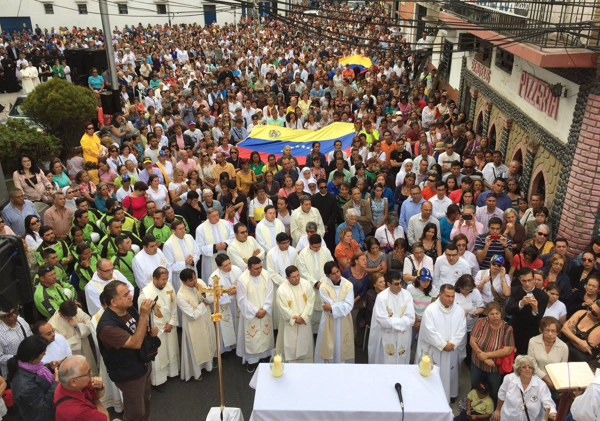 Miles de Merideños asistieron a la Misa en apoyo a seminarista y en solidaridad con la Iglesia. (Foto tomada de Facebook de Carlos García, alcalde de Mérida)