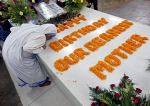 A member of the Missionaries of Charity kisses the tomb of Blessed Teresa of Kolkata Aug. 26 in celebration of her 106th birthday in India. Mother Teresa, founder of the Missionaries of Charity, will be canonized at the Vatican Sept. 4. (CNS photo/Rupak De Chowdhuri, Reuters)