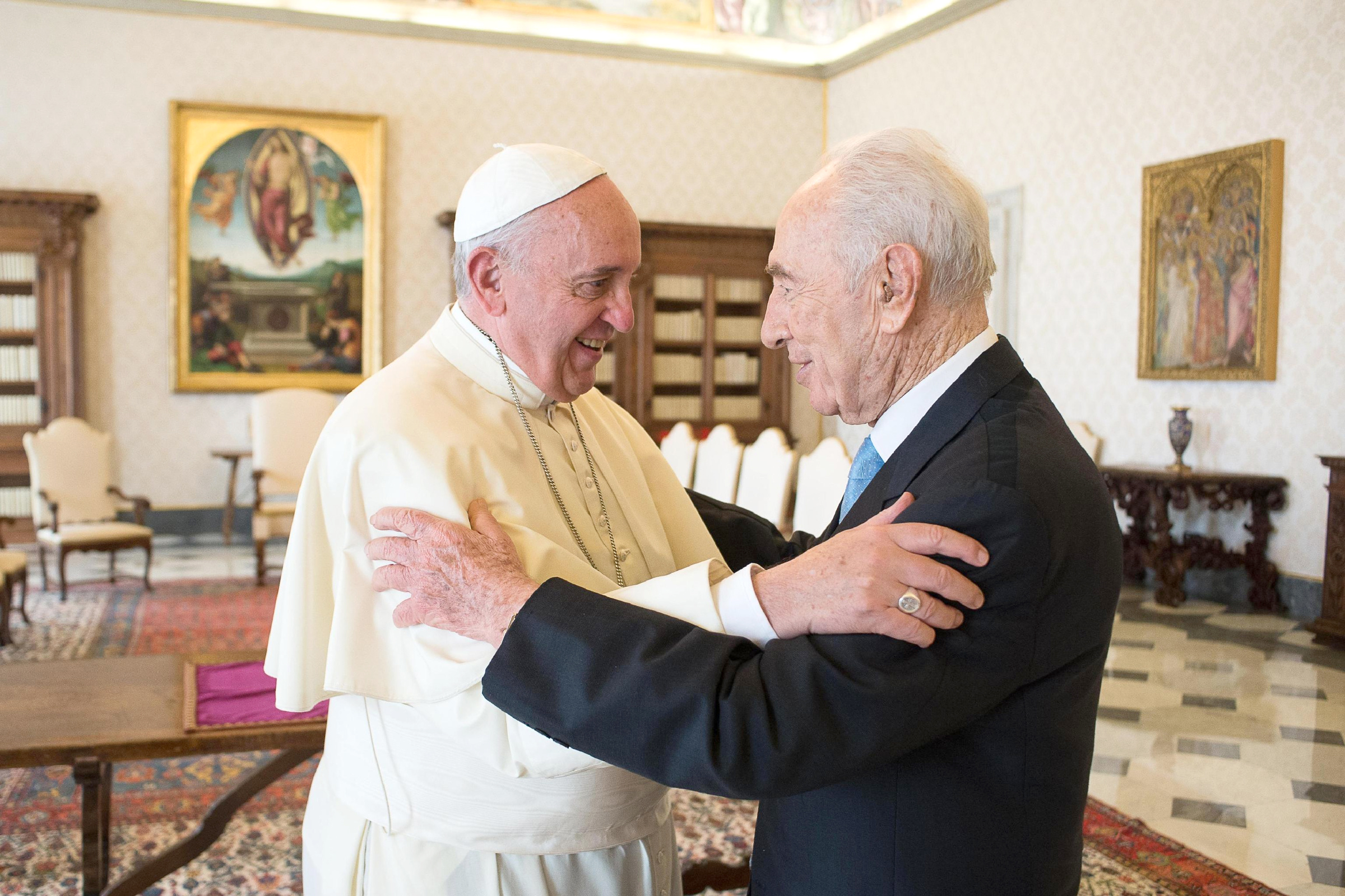 Pope Francis welcomes former Israeli President Shimon Peres during their 2014 meeting at the Vatican. Peres, who dedicated himself to the work of achieving peace during the last years of his life, died Sept. 28 at age 93. (CNS photo/ L'Osservatore Romano via EPA)