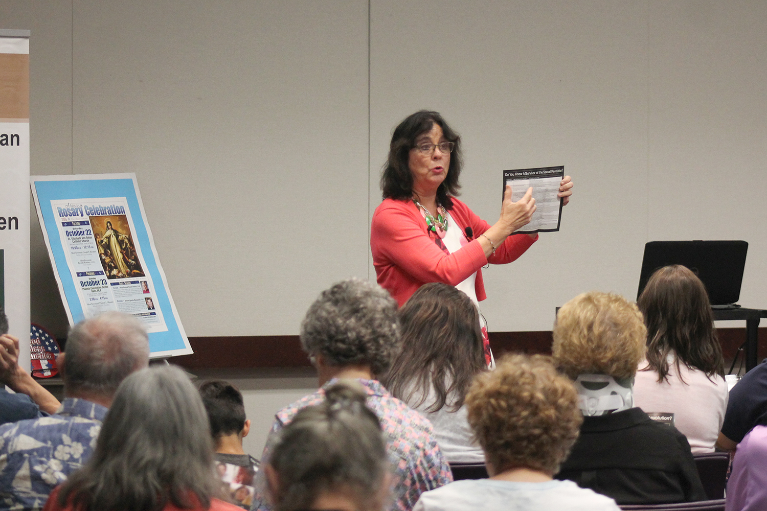 Jennifer Roback Morse, founder of the Ruth Institute, holds up a pamphlet titled “Are you a victim of the Sexual Revolution?” She discussed the lies that the Sexual Revolution of the ‘60s and ‘70s promised and the impact it’s had on children and families today. (Tony Gutiérrez/CATHOLIC SUN)