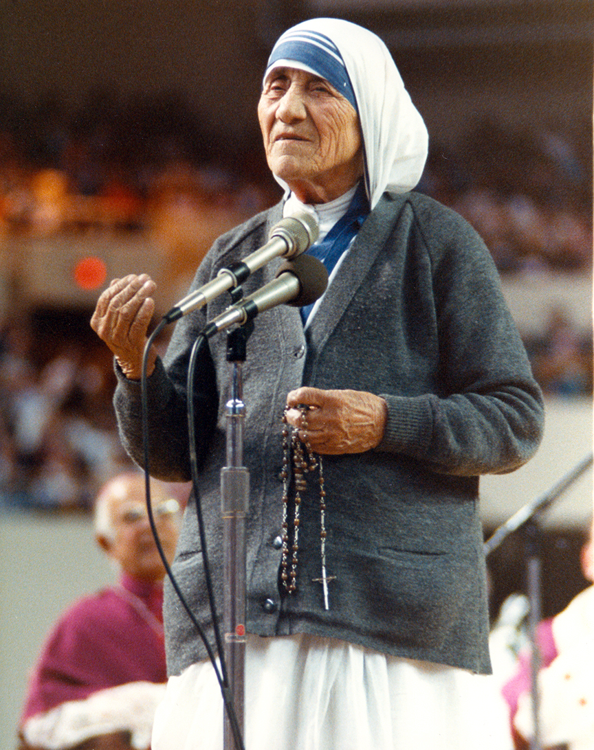 Blessed Mother Teresa addresses a crowd of 15,000 at the Arizona Veterans Memorial Coliseum during her visit to Phoenix Feb. 2, 1989. (Diocese of Phoenix Archives)
