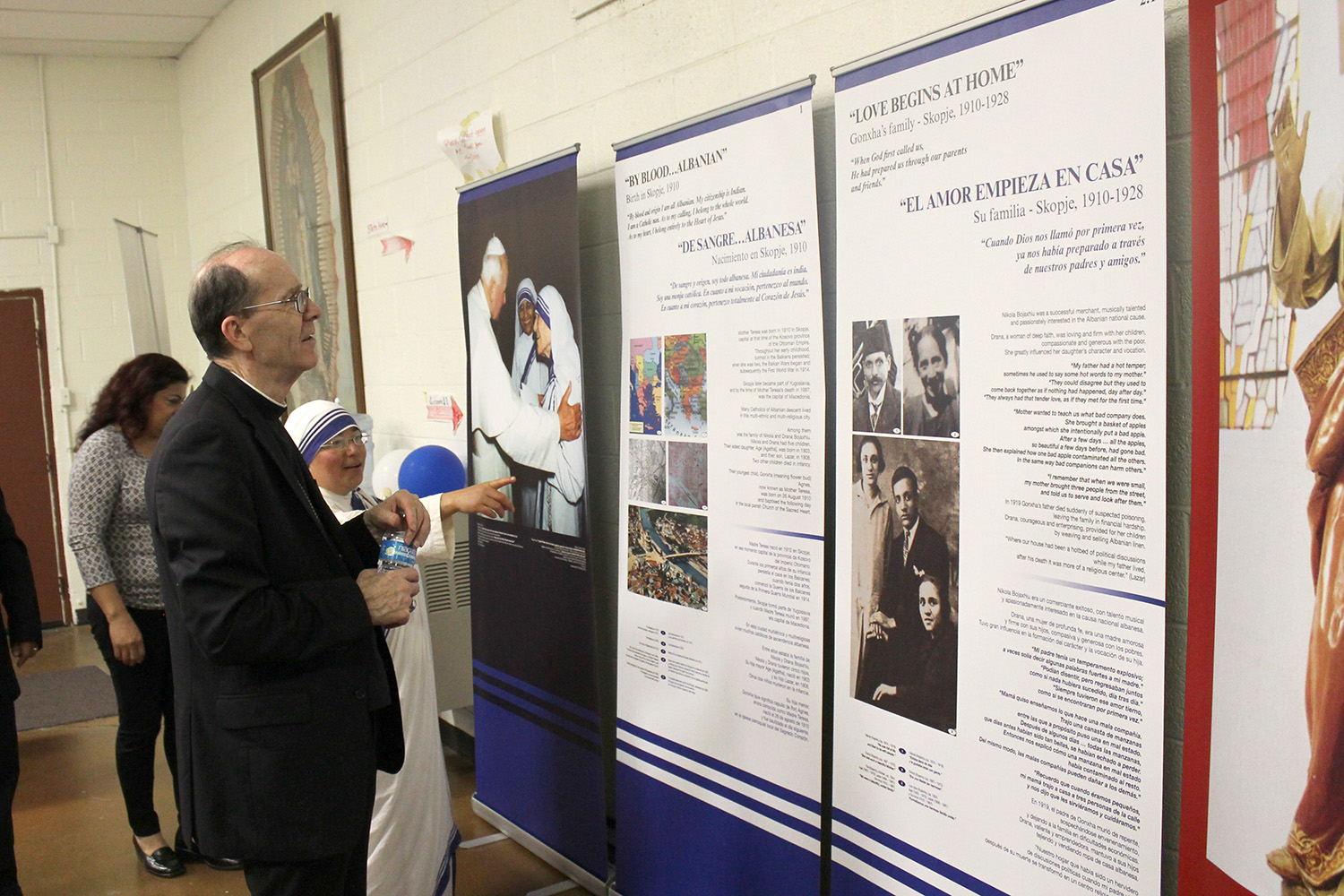 Bishop Olmsted takes a tour through an exhibit on the life of Mother Teresa located in the parish hall. The exhibit ran from Sept. 17-25. (Tony Gutiérrez/CATHOLIC SUN)