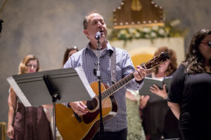 Tom Booth performs a concert in honor of Mother Teresa at Our Lady of Mount Carmel Parish in Tempe Sept. 4, 2016. (Billy Hardiman/CATHOLIC SUN)