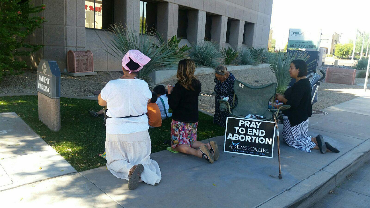 40 Days for Life Participants in the 40 Days for Life campaign pray in front of Family Planning Associates in Phoenix where a baby was born alive following an abortion last spring. (Photo courtesy of Nancy Brady) 40 Días por la Vida Partidarios del movimiento pro-vida rezan afuera del “Family Planning Associates” en Phoenix. (Foto Cortesía por Nancy Brady )