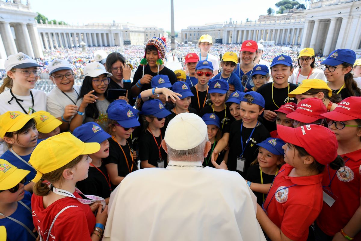 Kids get life lessons from pope, Italian comic on World Children's Day - Vimarsana News