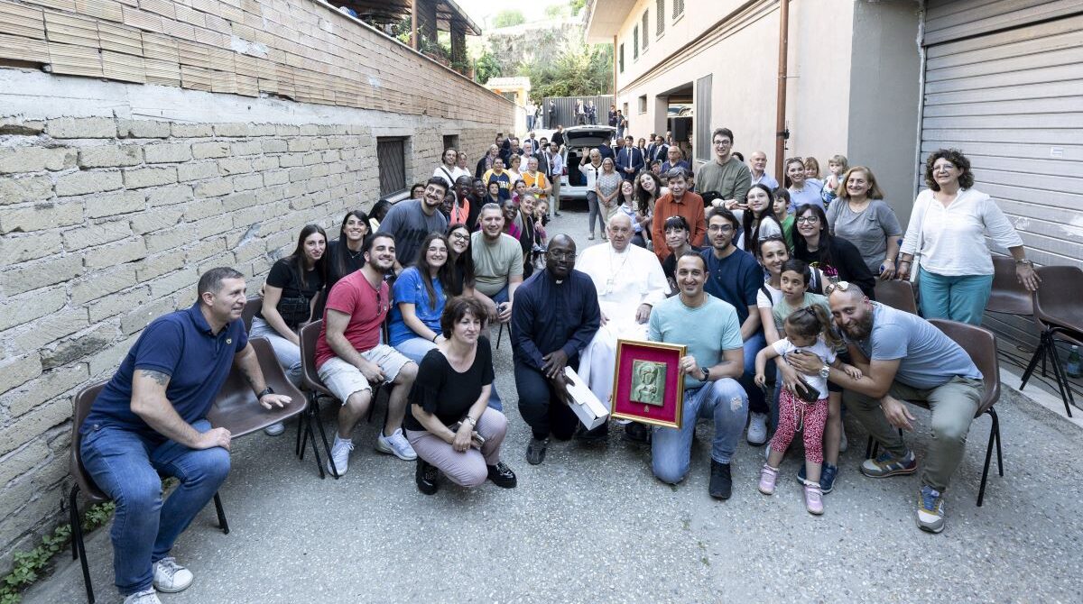 A Christian community listens to kids, accompanies the elderly, pope says - Vimarsana News