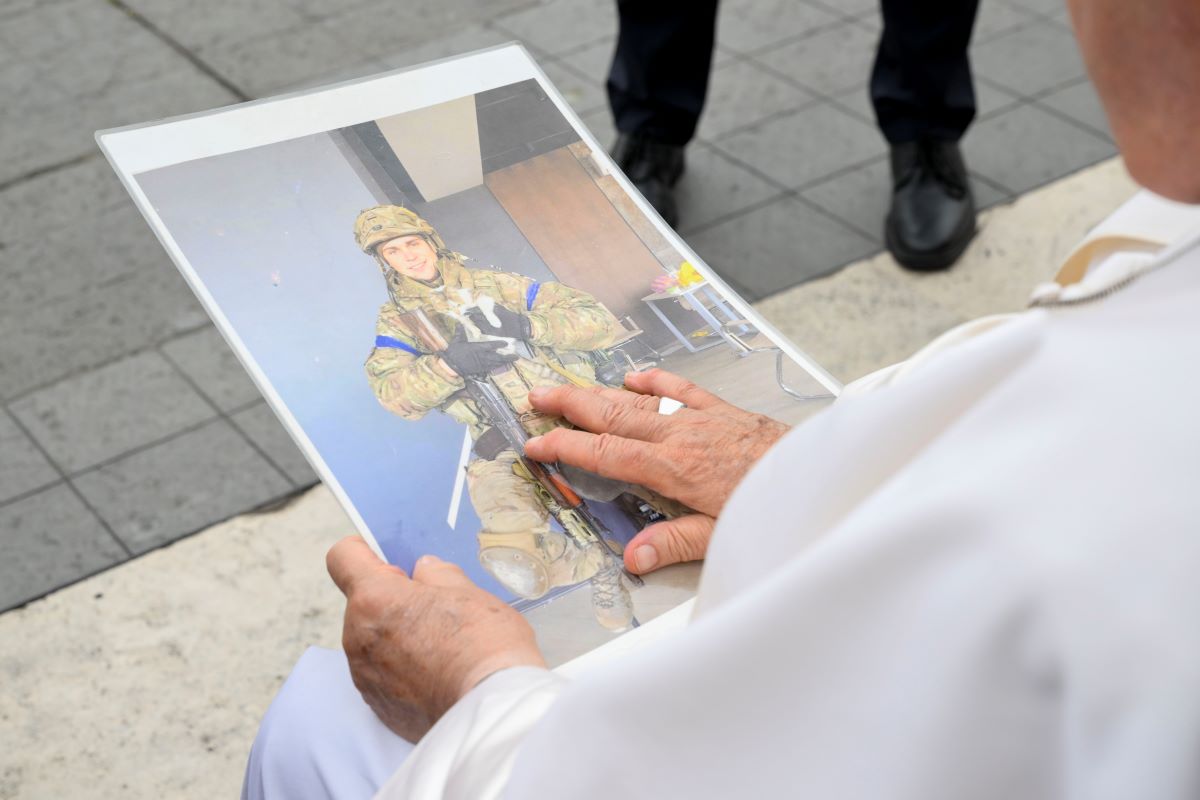 Praying with the Book of Psalms will bring comfort, happiness, pope says