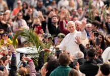“Lay down your weapons,” pope says in Palm Sunday call for peace