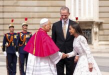 Secret to building peace lies in recognizing dignity of every person, pope tells lawmakers