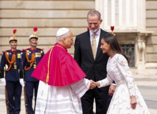 Secret to building peace lies in recognizing dignity of every person, pope tells lawmakers